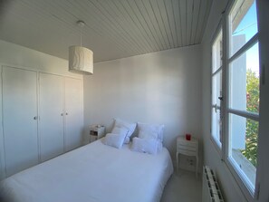 3 Schlafzimmer, Schreibtisch, Bügeleisen/Bügelbrett, Reisekinderbett