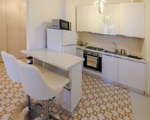 Refrigerador, microondas, horno y parrilla de estufa