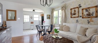 Cottage Charmer-Walkable/Bars/Restaurants/Pets ok