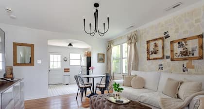 Cottage Charmer-Walkable/Bars/Restaurants/Pets ok