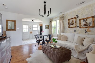 Cottage Charmer-Walkable/Bars/Restaurants/Pets ok