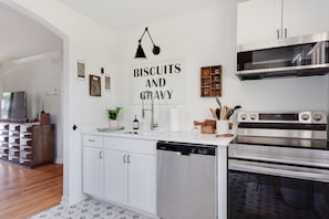 Private kitchen - Cottage Charmer-Walkable/Bars/Restaurants/Pets ok (Raleigh)