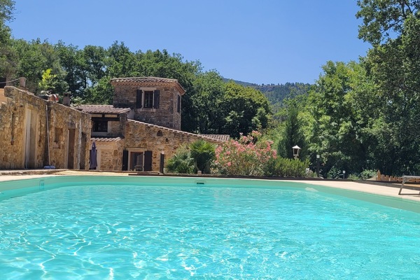 Mas de caractère avec piscine en pleine nature