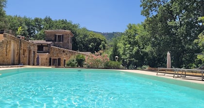 Magnifique Mas avec piscine "La Bergerie du RazĂšs"
