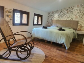 3 chambres, fer et planche à repasser, lit de bébé portatif