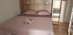 3 chambres, fer et planche à repasser, lit parapluie, Wi-Fi gratuit