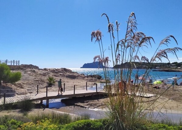 Nær stranden, solsenger og strandhåndklær
