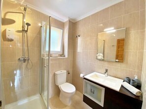 Shower, towels, soap, shampoo - Monte-Amigo a 4/5 personen luxe appartement naar Moraira (Cumbre del Sol)