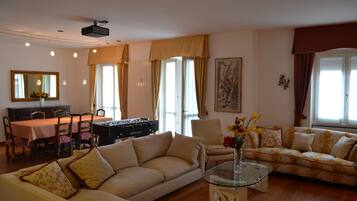 Smart TV, tavolo da calcetto, libri, impianto stereo