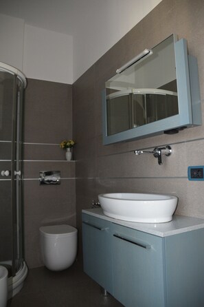 Shower, jetted tub, hair dryer, bidet - Live Luxuriously in Milan: 4BR/4BA Apartment w/ Triple Kitchen & Living Room (Milano)