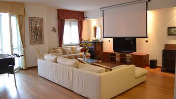 Una Smart TV, un futbolín, libros, un reproductor estéreo