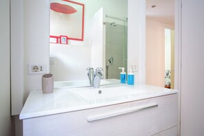 Shower, hair dryer, bidet, towels