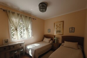 3 bedrooms, WiFi, bed sheets - Lovely Getaway Home in a Quiet Location Just Minutes Away From the Beach (VC)