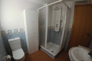 Bañera de hidromasaje, secador de pelo, bidet, toallas