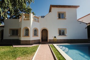 Pool - Lovely Getaway Home in a Quiet Location Just Minutes Away From the Beach (VC)