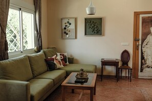 Living area - Lovely Getaway Home in a Quiet Location Just Minutes Away From the Beach (VC)