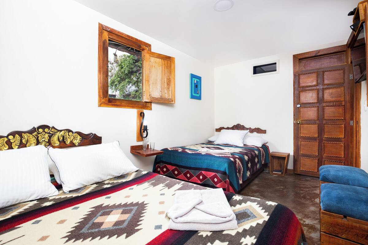 Chambre, Plusieurs lits, non-fumeur, salle de bain privée | 1 chambre, couette en duvet, système d’insonorisation