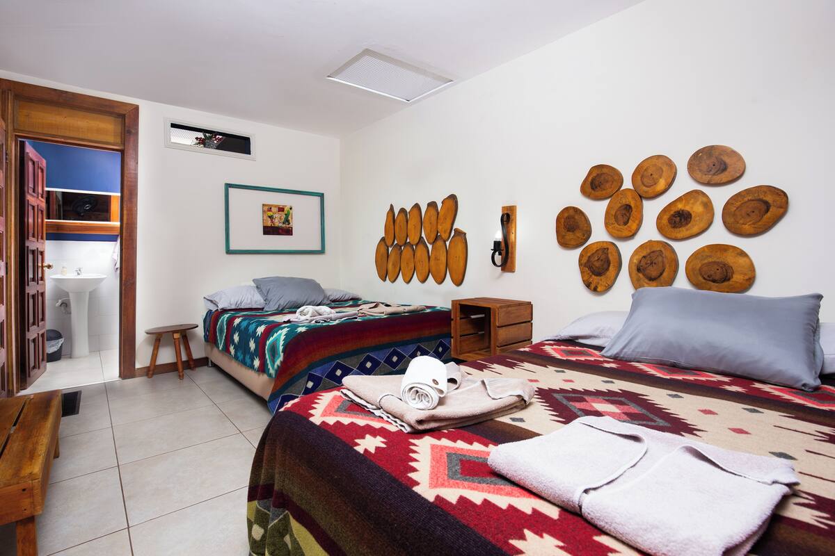 Chambre, Plusieurs lits, non-fumeur, salle de bain privée | 1 chambre, couette en duvet, système d’insonorisation