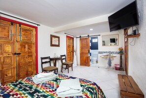 Habitació, diversos llits, no fumadors, vistes a la ciutat | 1 dormitori, cobrellits, decoració individual i mobiliari individual 