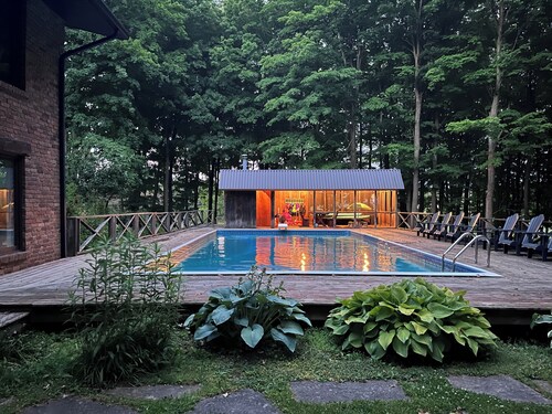 Rustic modern country retreat, close to town!