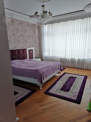 Luksusleilighet, bakgårdsutsikt | 2 soverom og wi-fi (inkludert)