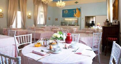 Room-viareggio Rooms Facing the sea