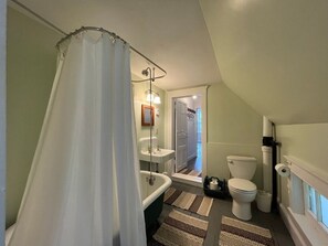 Douche, sĂšche-cheveux, serviettes fournies, papier toilette