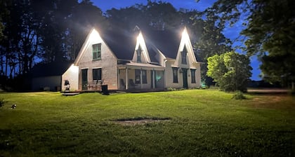 1841 Authentic Victorian Farmhouse Located in the heart of Prince Edward Island