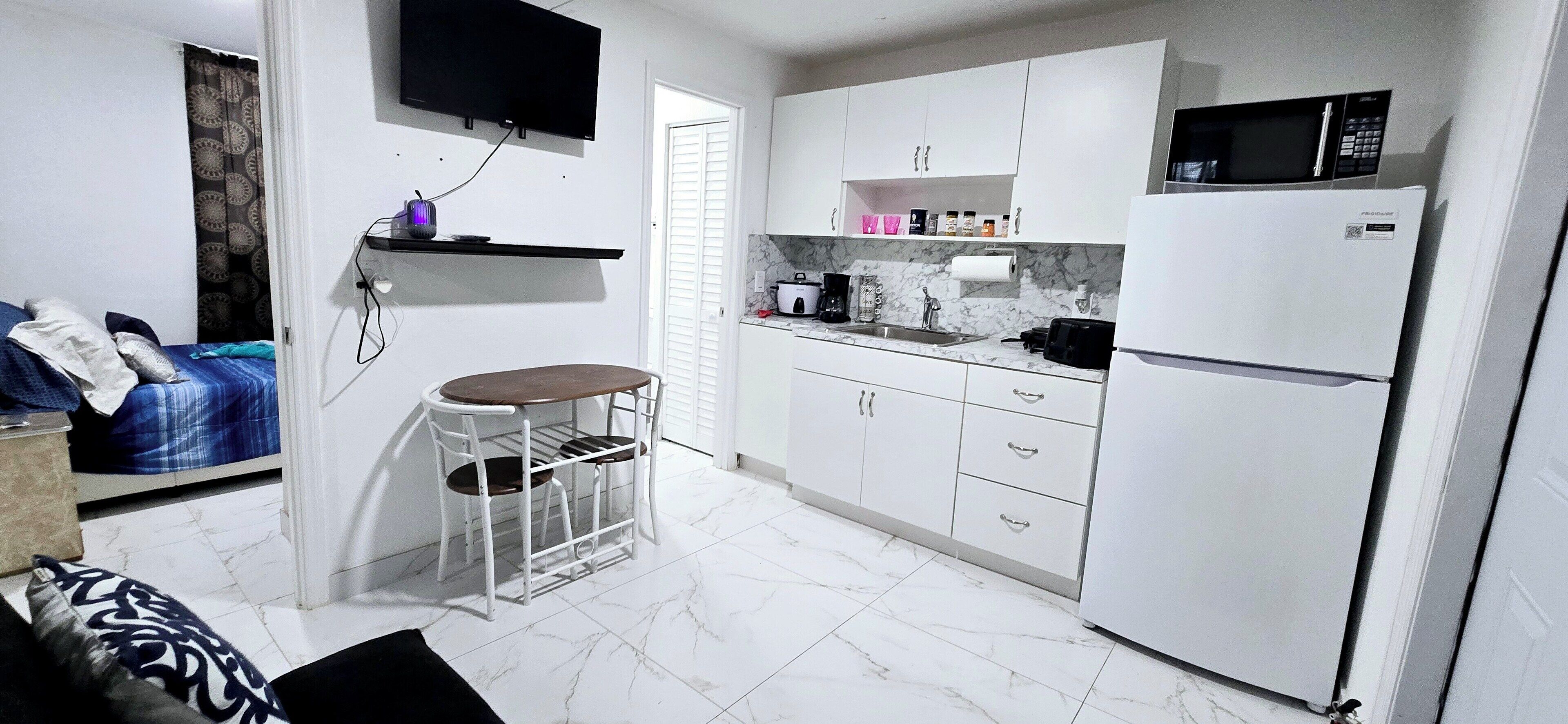 Cozy 1-bedroom apartment with AC and WiFi in charming Hialeah