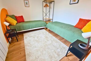 3 Schlafzimmer, Schreibtisch, Bügeleisen/Bügelbrett, Reisekinderbett