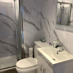 Shower, hair dryer, towels, soap - Ground Floor Pet Friendly Family Apartment by The Pleasure Beach, Free Parking (Blackpool)