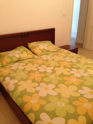 2 bedrooms, bed sheets - 2-bedroom apartment in delightful Hiboun with AC and Sea view (Hiboun)