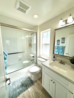 Shower, hair dryer, towels, soap - Paradise in Pismo!  Beachside Bliss  - 1 block from beach access! (Pismo Beach)
