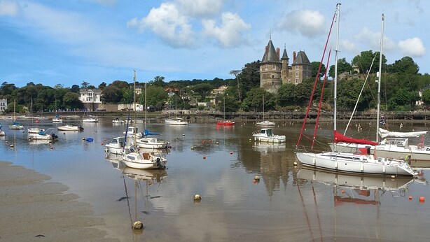 A harbor with boats and a castle in the background. - Quiet apartment with swimming pool, near the sea, located in the Golf de Pornic. (Pornic)