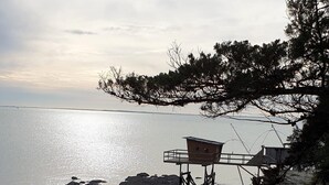A lifeguard tower on a rocky beach with a view of the sea. - Quiet apartment with swimming pool, near the sea, located in the Golf de Pornic. (Pornic)