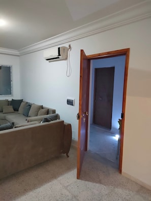 Smart TV, DVD player, books, video library - Appartement de lux s2 (Soliman)