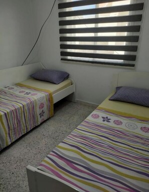 2 habitaciones, tabla de planchar con plancha y cuna de viaje 