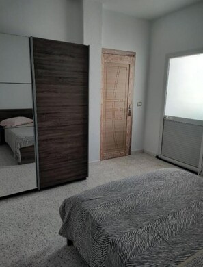 2 habitaciones, tabla de planchar con plancha y cuna de viaje 