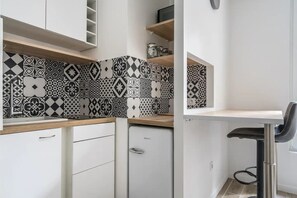 Geladeira, micro-ondas, cooktop, cafeteira/chaleira