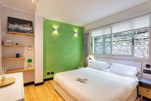 Apartament, balcó, vistes al mar | Espai de treball apte per a portàtils i planxa i posts de planxar