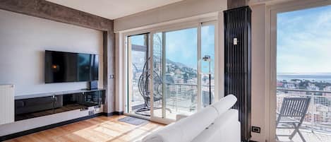 Appartamento, balcone, vista mare | Area soggiorno | TV 35 pollici con canali digitali