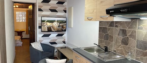 Geladeira, micro-ondas, cooktop, talheres/pratos/utensílios de cozinha