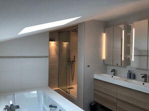 Shower, hair dryer, towels, soap - Villa sur la Côte D'azur Piscine/jardin (Le Rouret)