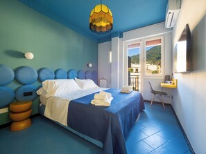 Habitació júnior | Escriptori i espai de treball apte per a portàtils 