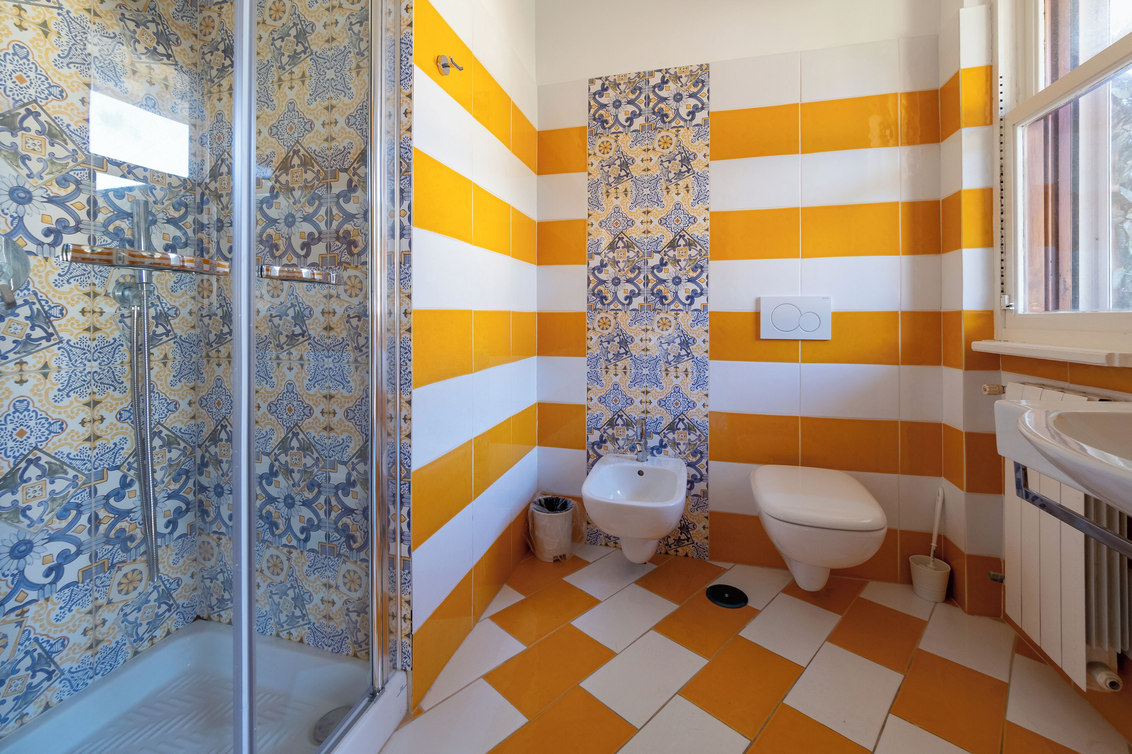 Un baño con ducha, inodoro y lavabo.