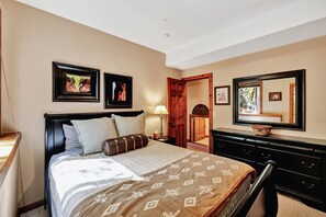 5 bedrooms, desk, travel crib, free WiFi