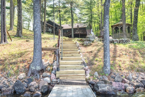 Steps from west dock to Cabin