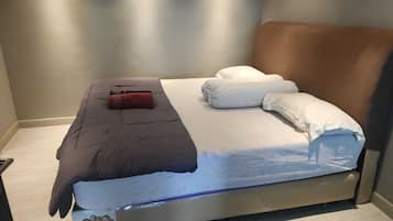 2 habitaciones, escritorio, tabla de planchar con plancha y wifi gratis