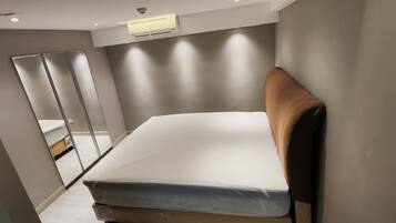 2 quartos, escrivaninha, ferros/tábuas de passar roupa