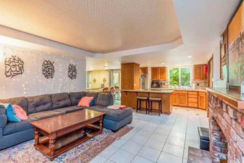 10 min walk to Downtown - Large 7 bedroom house